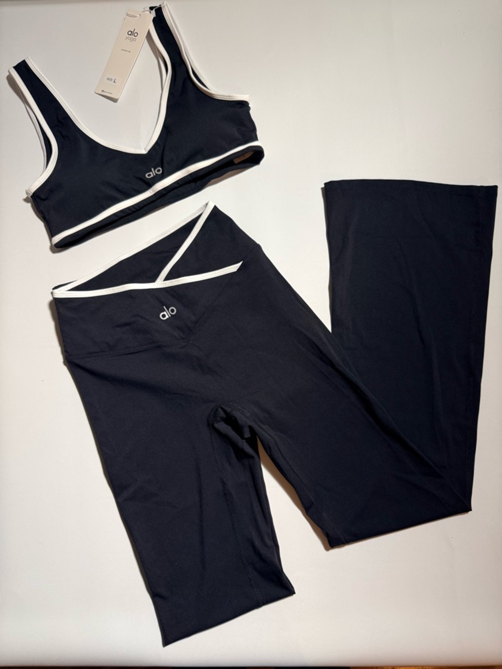 ALO Yoga Black and White Performance Set - Top & Leggings